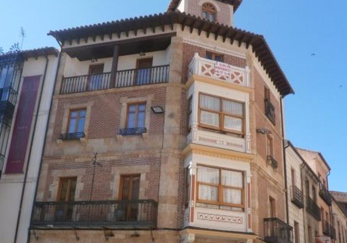 El edificio con el torreón más peculiar de Salamanca que se 'moderniza' con dos cajeros automáticos