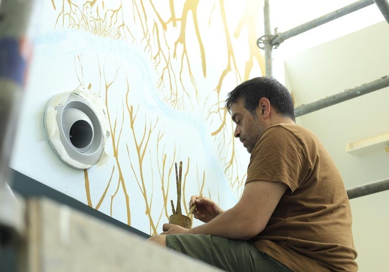 Pablo S. Herrero mientras pinta una sala en la Casa del Parque Natural de Las Batuecas