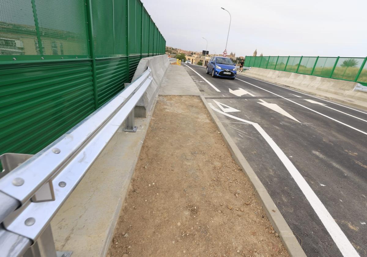 Imagem secundária 2 - A pista de ciclismo ocupa o que deveria ser o ombro da estrada; A certa altura, um mini rende as forças para entrar no tráfego enrolado no seu cume