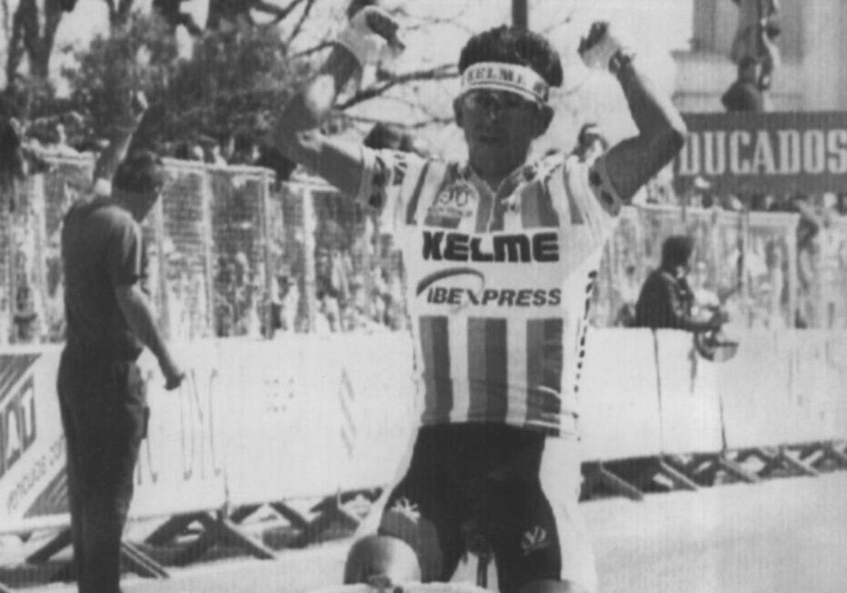 Néstor Mora gana en Guijuelo en la anterior llegada a la villa chacinera de la Vuelta a España, allá por el año 1990.