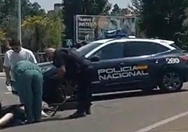 La mujer herida es atendida por algunos peatones y la Policía Nacional