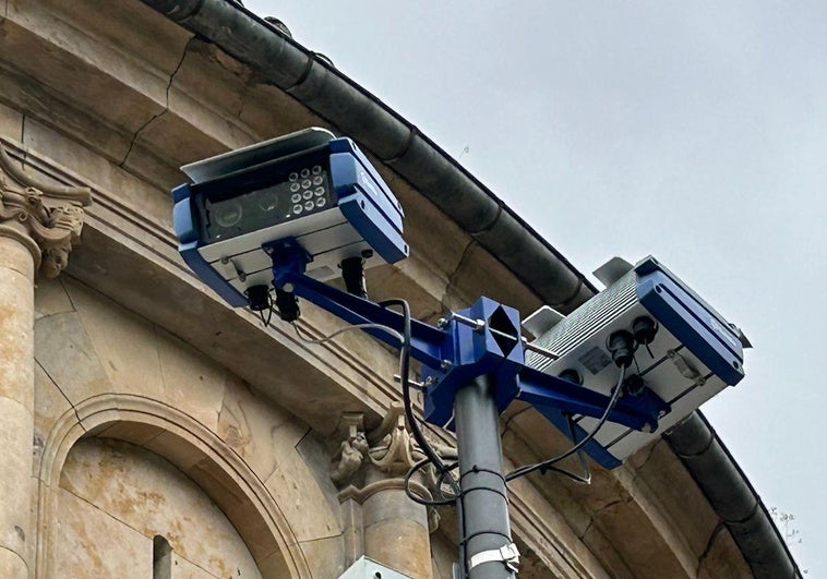 Dos de las cámaras de control de accesos al centro peatonal.
