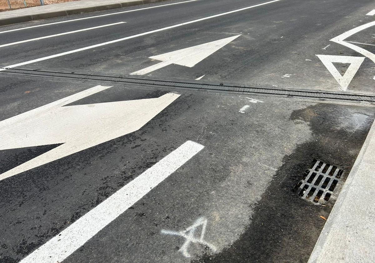 Imagem principal - A pista de ciclismo ocupa o que deveria ser o ombro da estrada; A certa altura, um mini rende as forças para entrar no tráfego enrolado no seu cume