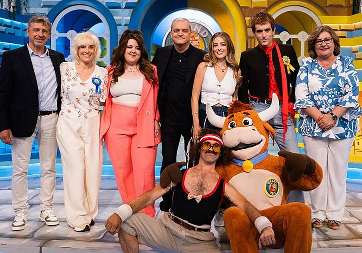 El equipo del Grand Prix junto a los padrinos del primer programa.