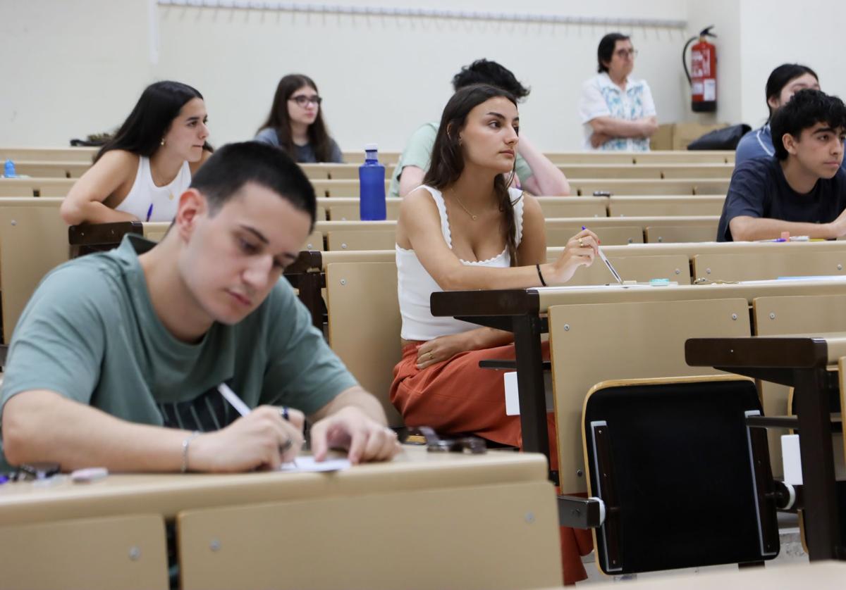 Normalidad en el inicio de los exámenes de la convocatoria extraordinaria de la PAU en Salamanca