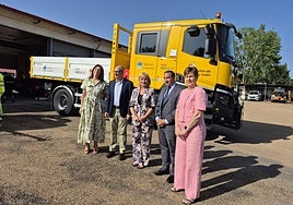 Las autoridades posan junto al camión polivalente.