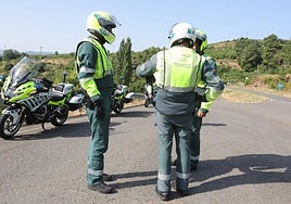 Agentes de la Agrupación de Tráfico de la Guardia Civil en un control en la provincia.