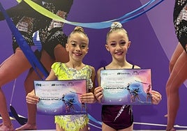 Lua Sánchez y Carla Iglesias muestran su diploma nacional.