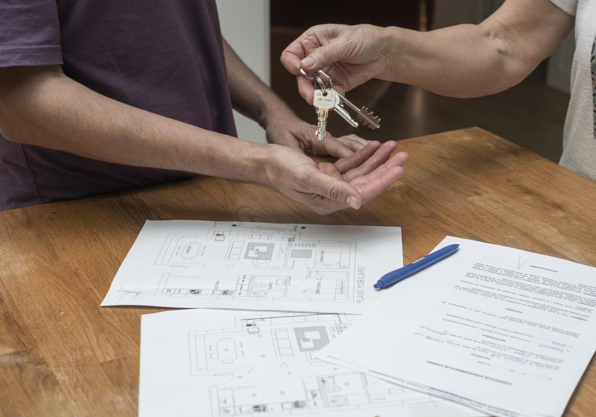 Entrega de llaves ante la compra de una vivienda