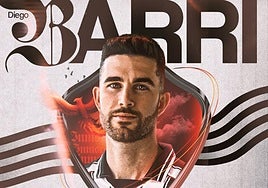 Diego Barri, en el anuncio del salmantino como nuevo jugador del CD Castellón.