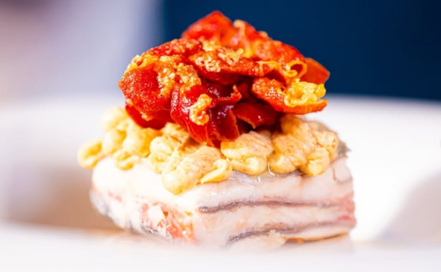 Milhoja de trucha con jamón, su caldo, hummus de jamón.