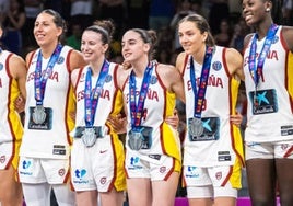 Iyana Martín, en el centro, con la plata colgada del cuello tras la final del Eurobasket.