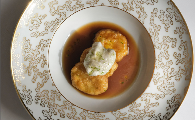Patatas a la importancia con cocochas de bacalao.