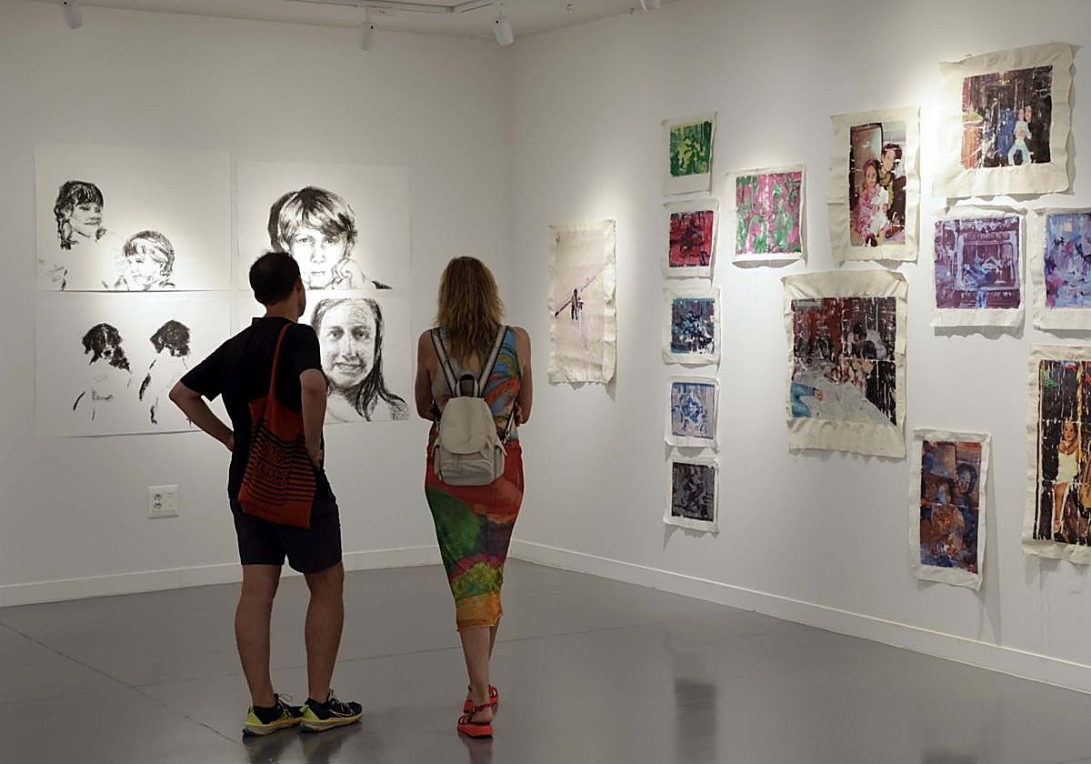 Dos personas observan algunas de las obras de la exposición 'Otros ojos. Recuerdos en caleidoscopio'.