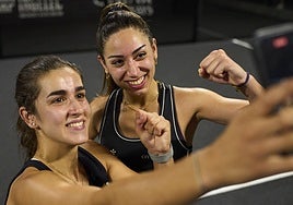 Carmen Goenaga, a la derecha, y Bea Caldera celebran la victoria.