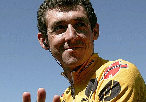 Roberto Heras, con los cuatro dedos de una mano indicando las cuatro Vuelta a España ganadas.