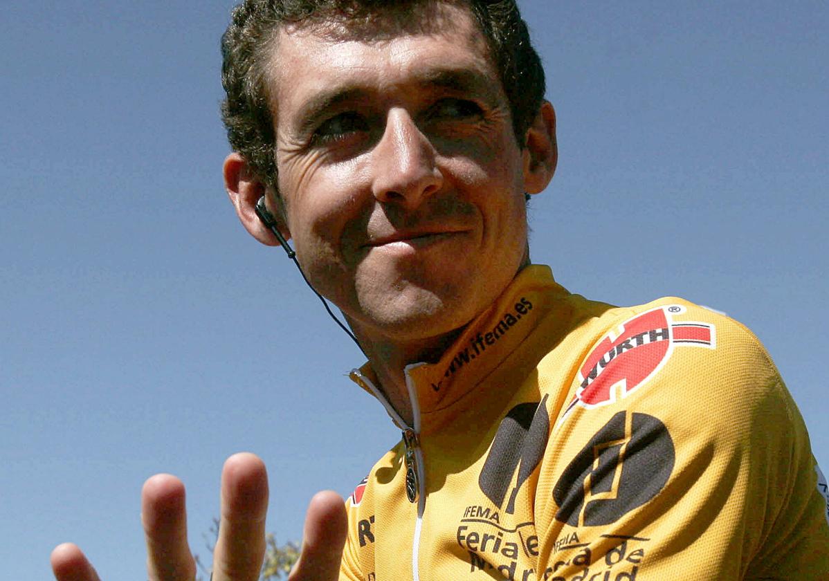 Roberto Heras, con los cuatro dedos de una mano indicando las cuatro Vuelta a España ganadas.