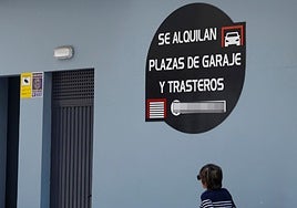 Un anuncio de alquiler de garajes en una imagen de archivo