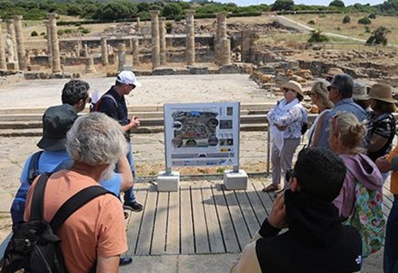 Visitantes en el Conjunto Arqueológico Romano de Baelo Claudia y la cartelería informativa recientemente renovada.