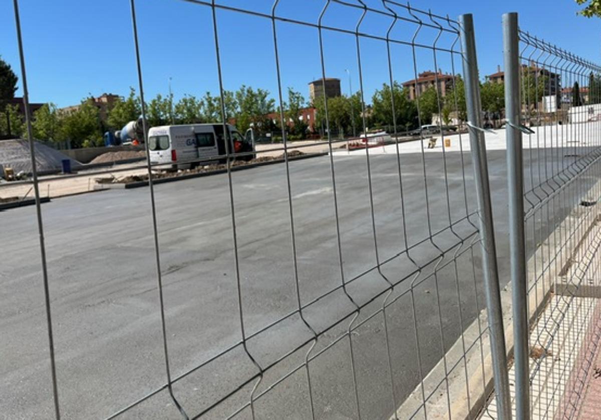 Obras en el nuevo parking del barrio de la Chinchibarra en Salamanca este lunes.