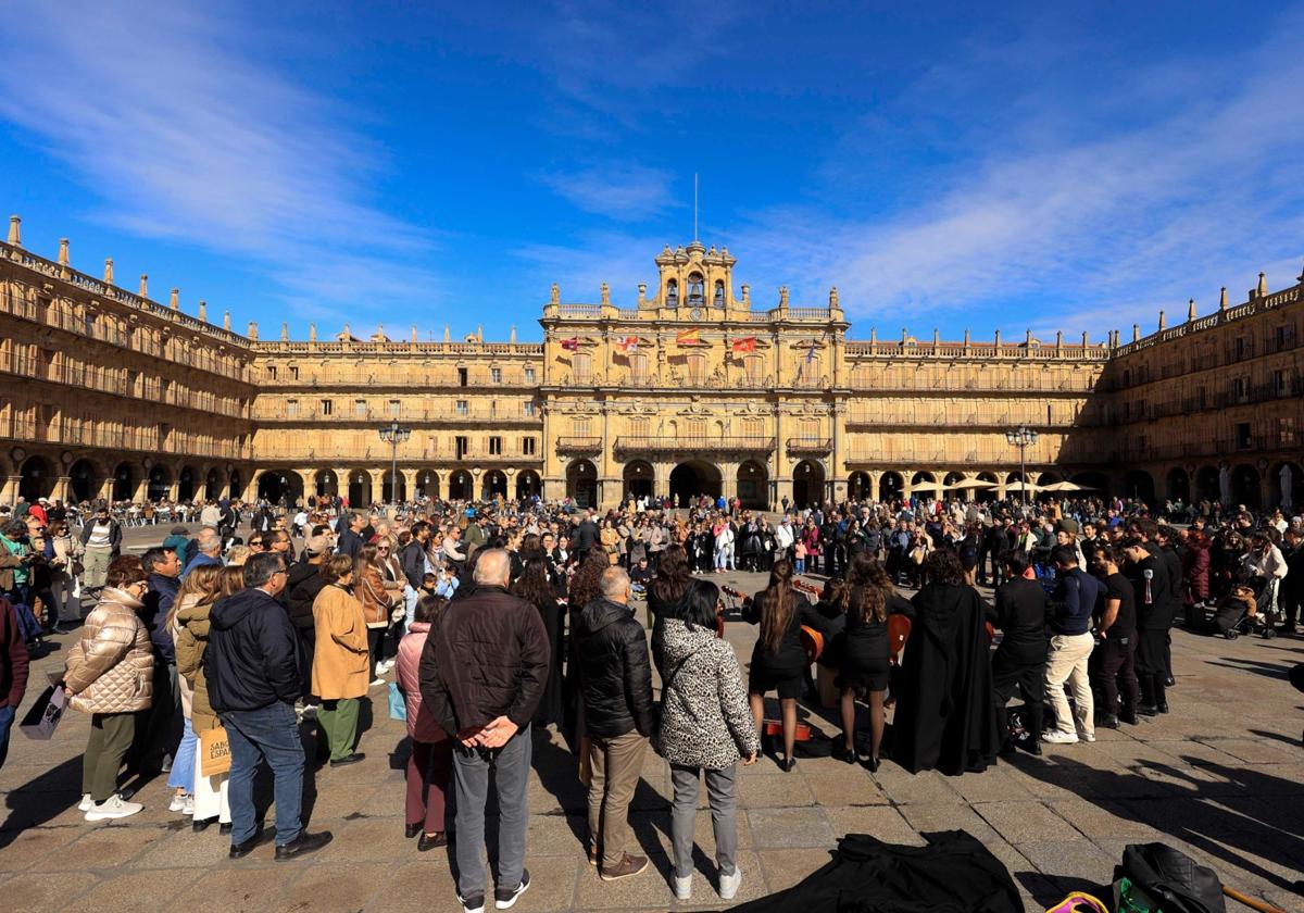 Turistas, en la Plaza Mayor de Salamanca.