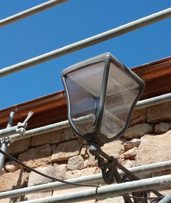 Figure secondaire 2 - Détails de la distribution intérieure, de la nouvelle menuiserie extérieure et de l'une des lampes d'éclairage.