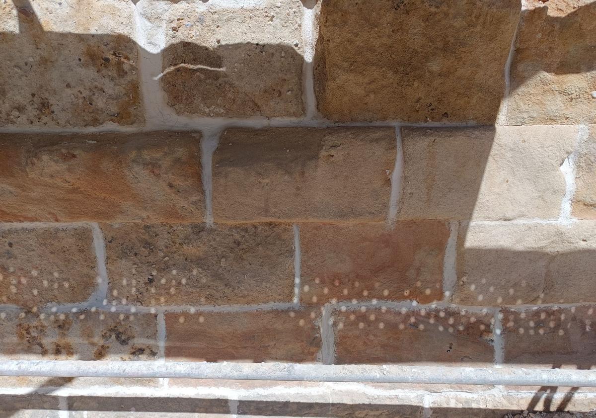 Image principale - Les restes de ciment dans la façade ont été supprimés, la couverture baroque réhabilité et une caméra est installée.