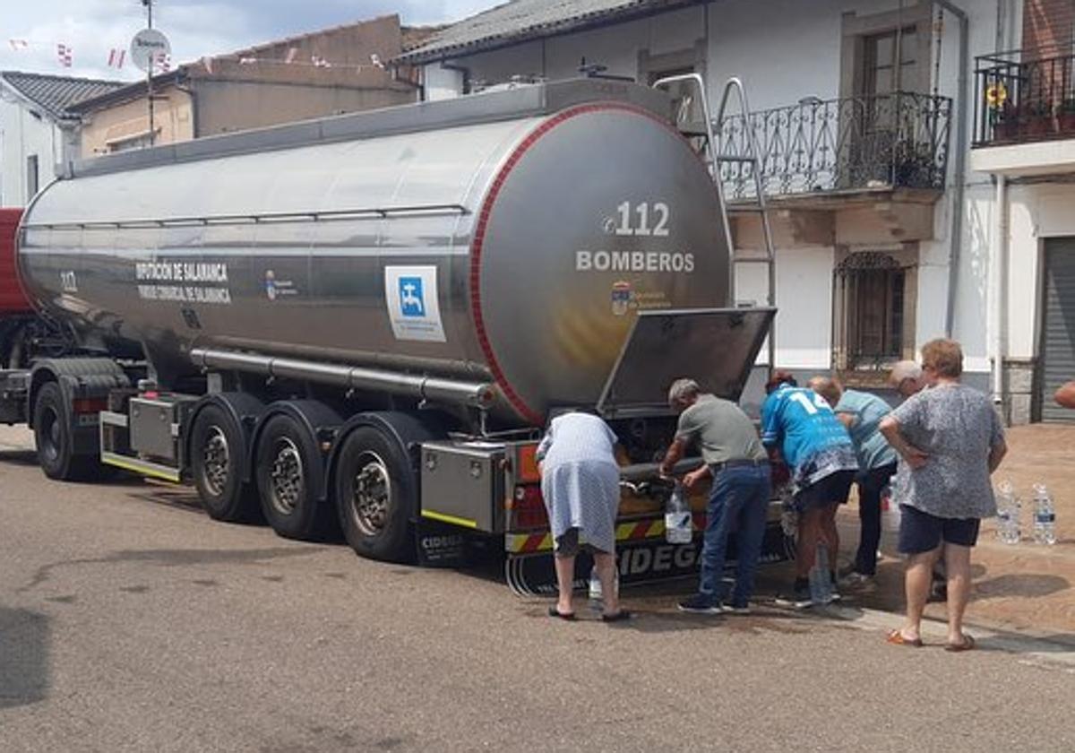 Abastecimiento de agua con un camión de la Diputación de Salamanca en un pueblo de la provinccia en una imagen de archivo.
