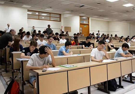 Estudiantes durante la PAU.