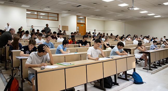 Estudiantes durante la PAU.