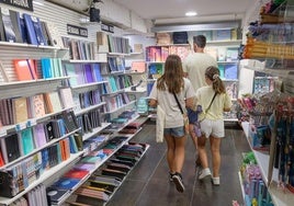 Familia comprando material escolae en una imagen de archivo