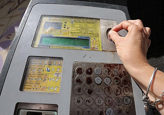 Una persona se dispone a sacar un ticket de la ORA en Salamanca.