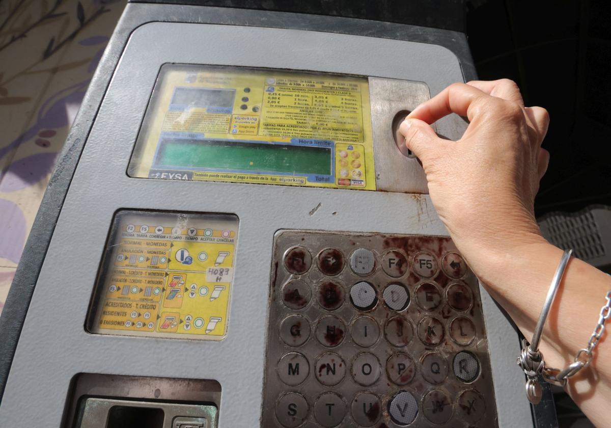 Una persona se dispone a sacar un ticket de la ORA en Salamanca.