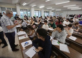 Los estudiantes se examinan para la PAU 2025 en Salamanca