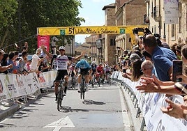 Llegada al sprint en la 51 Vuelta Ciclista a Salamanca.