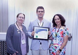 Antonio Amor muestra su reconocomiento con el premio 'Early Career Award'.