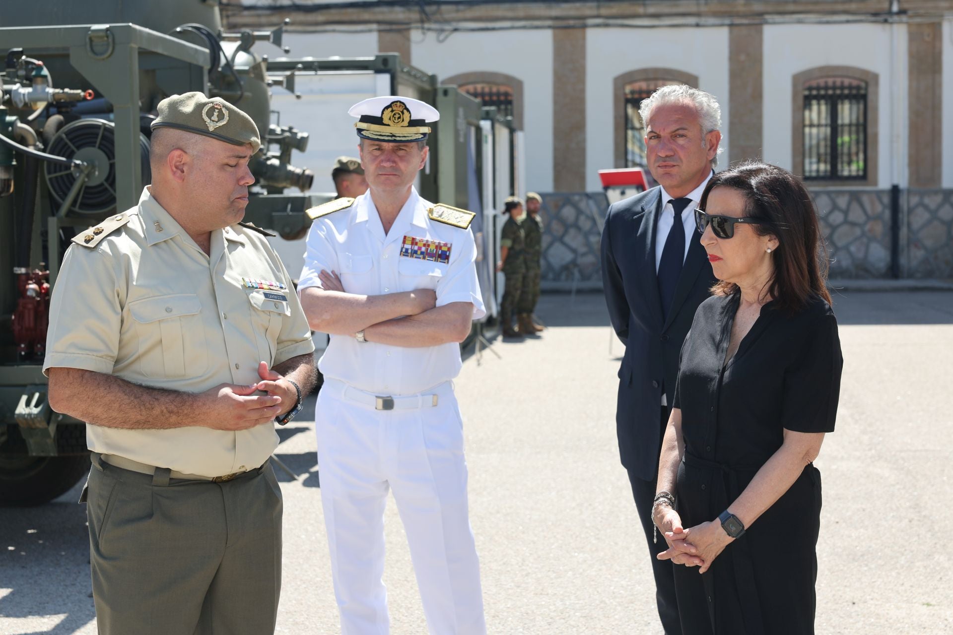 La visita de la ministra de Defensa al REI 11 de Ingenieros de Salamanca, en imágenes