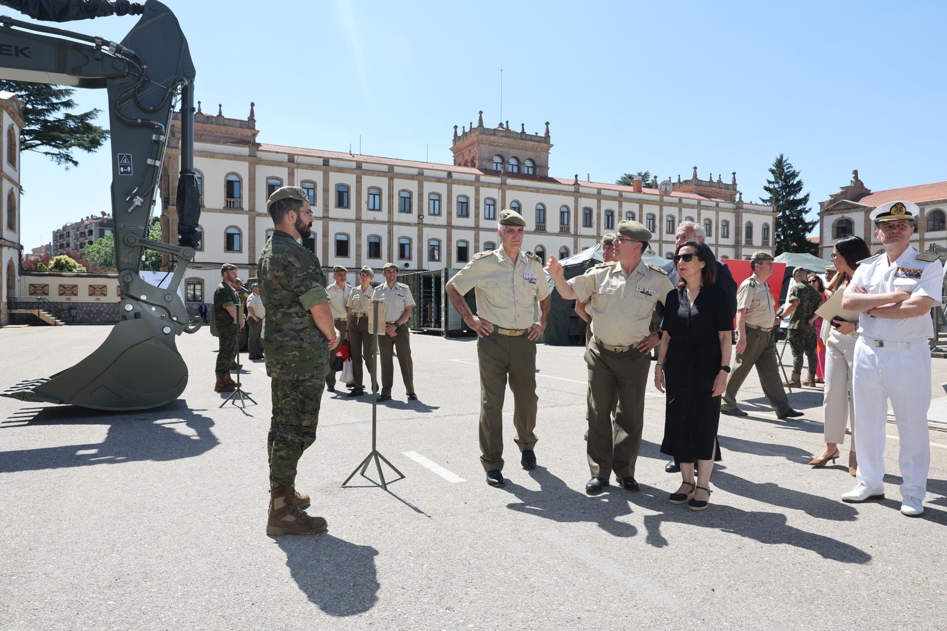 La visita de la ministra de Defensa al REI 11 de Ingenieros de Salamanca, en imágenes