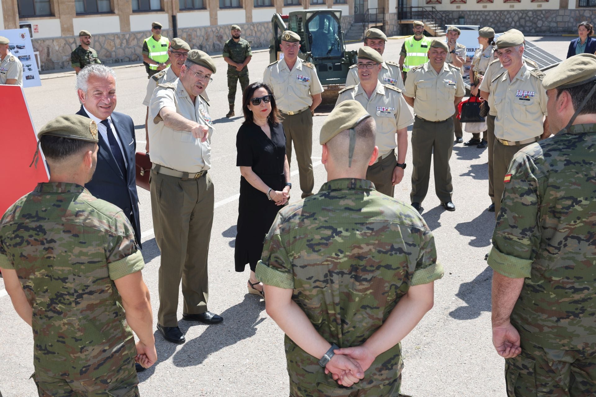 La visita de la ministra de Defensa al REI 11 de Ingenieros de Salamanca, en imágenes
