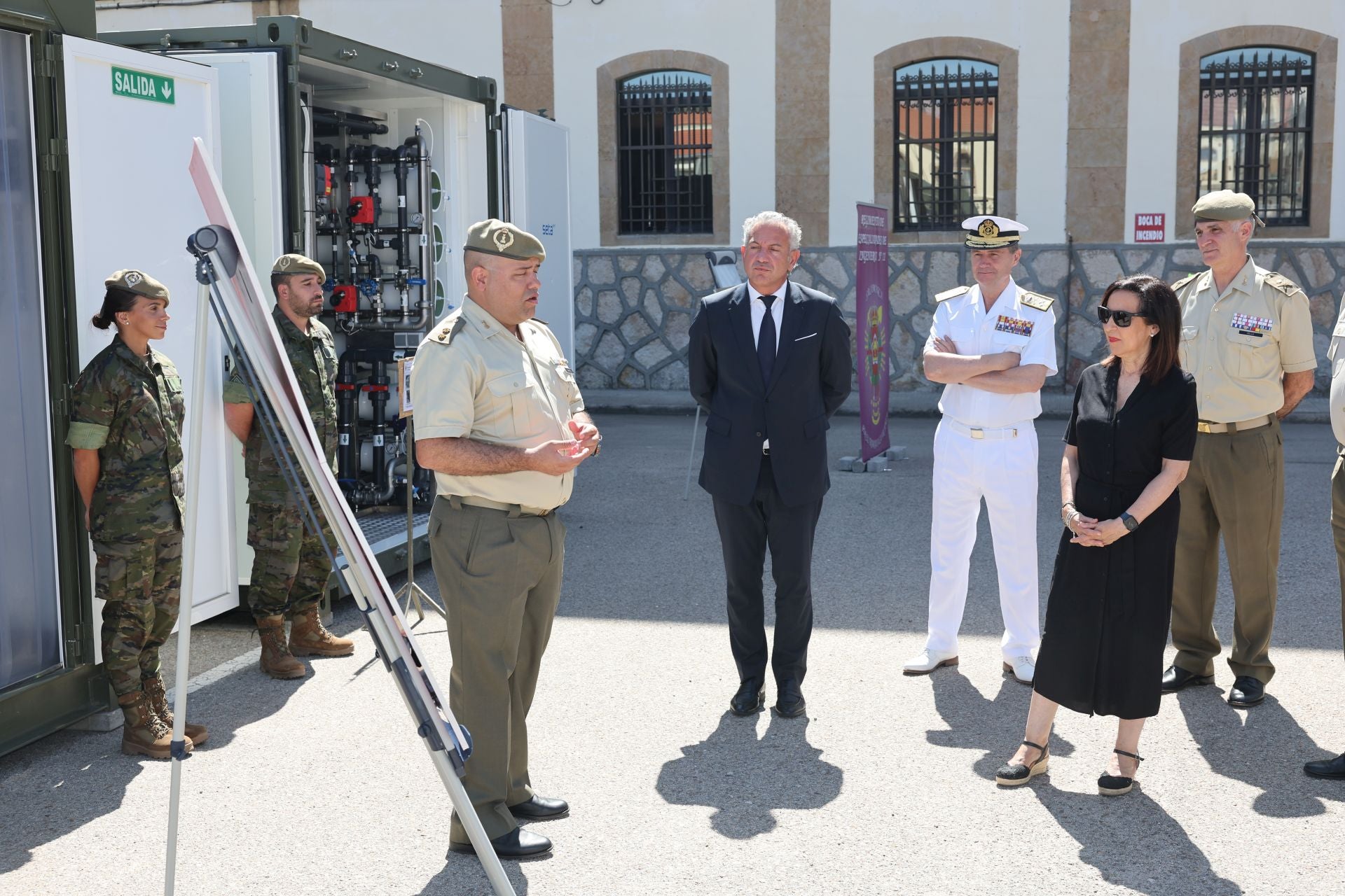 La visita de la ministra de Defensa al REI 11 de Ingenieros de Salamanca, en imágenes