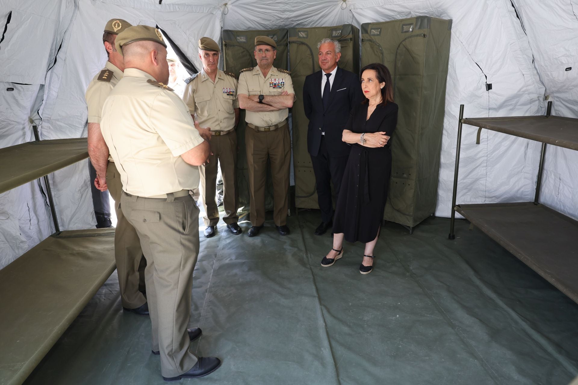 La visita de la ministra de Defensa al REI 11 de Ingenieros de Salamanca, en imágenes