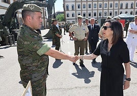 Un instante de la visita de la ministra de Defensa a Salamanca.