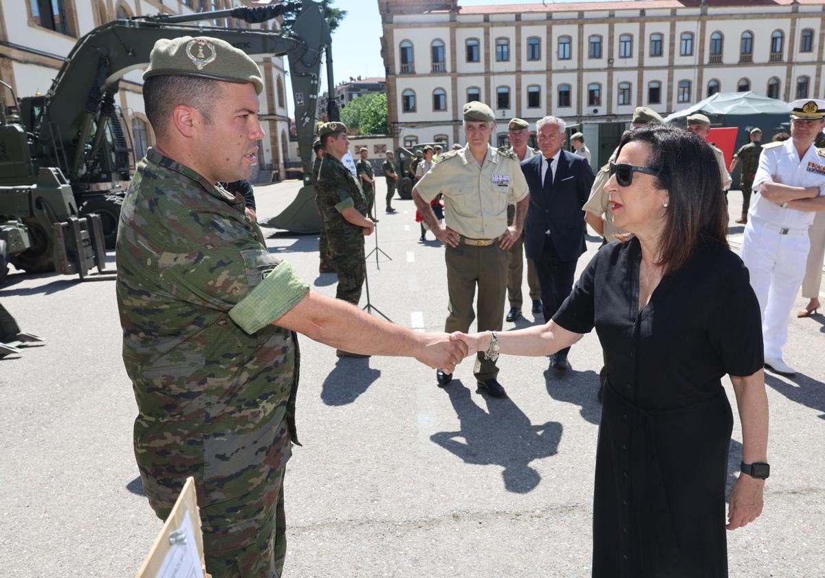 Un instante de la visita de la ministra de Defensa a Salamanca.