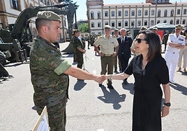 La visita de la ministra de Defensa al REI 11 de Ingenieros de Salamanca, en imágenes