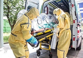 Foto de archivo de un paciente trasladado por un caso de fiebre hemorrágica de Crimea-Congo (F.H.C.C)
