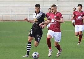 Carlos de la Nava, de Unionistas, pugna con Sergio Molina, del Salamanca UDS, en el derbi disputado en el Reina Sofía en el año 2021.