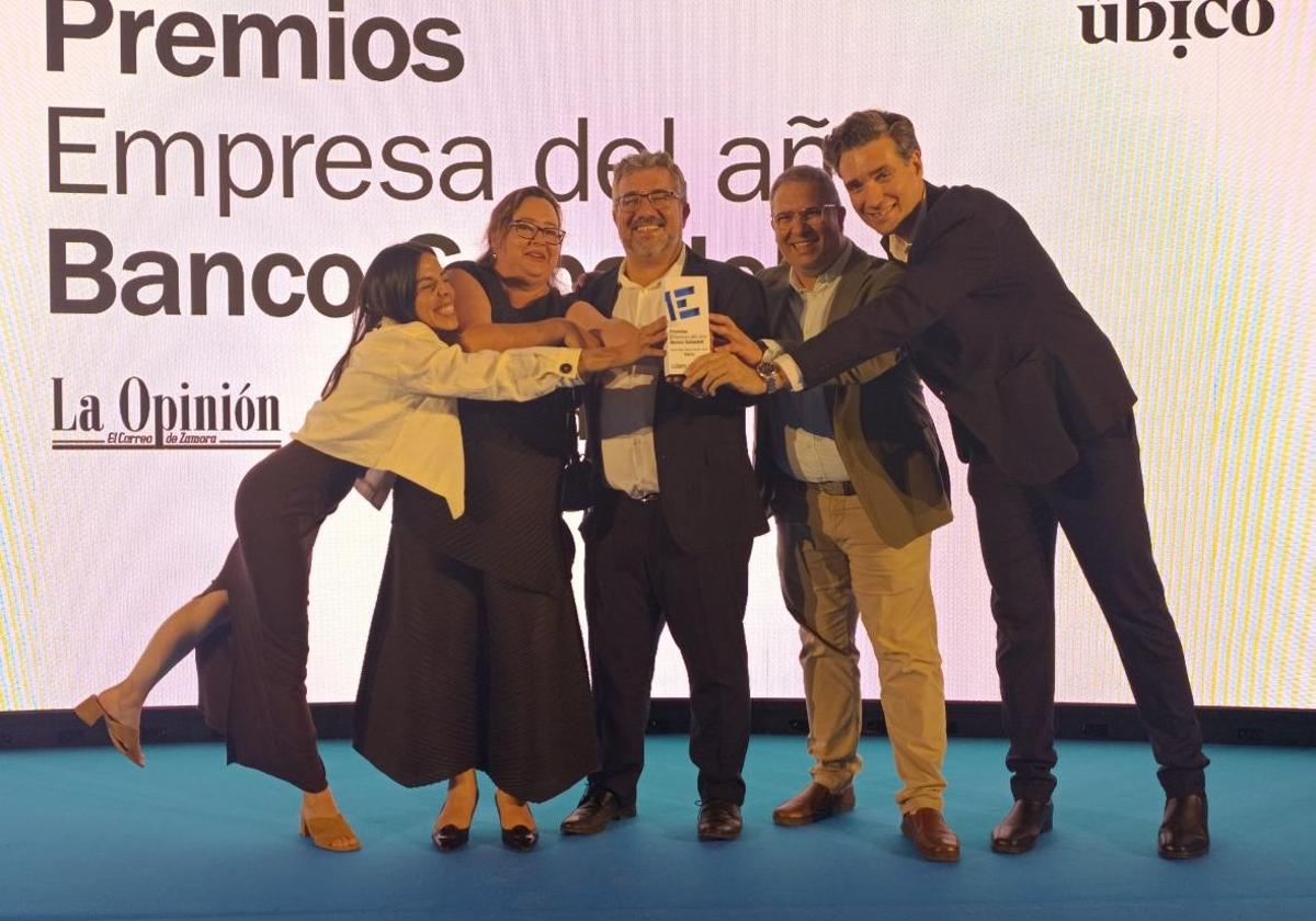 El equipo de Tebrio con el galardón