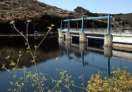 Presa del embalse del Águeda entre Zamarra y Pastores.