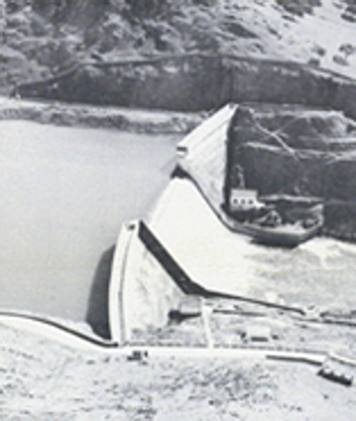 Imagen secundaria 2 - La presa, en sus orígenes; actual sistema de compuertas; la presa, con el portillo instalado en 1935.