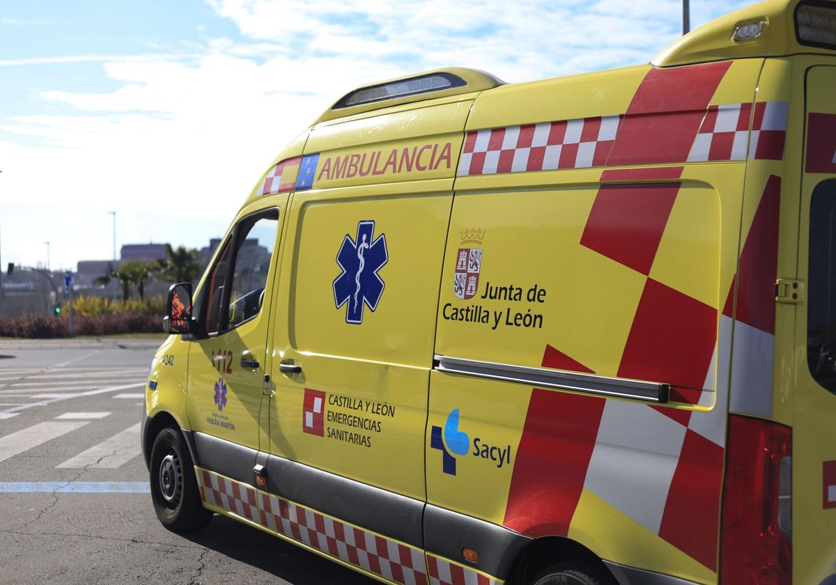 Imagen de archivo de una ambulancia en Salamanca.
